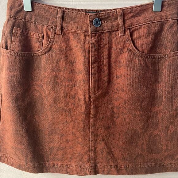 BDG NWT Rust Snake Print Denim Mini Skirt Size M - Picture 10 of 12